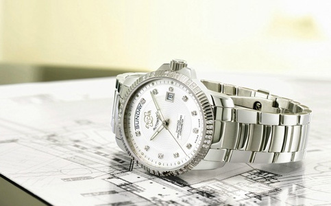 英納格手表保養(英納格表玻璃出現起霧現象)